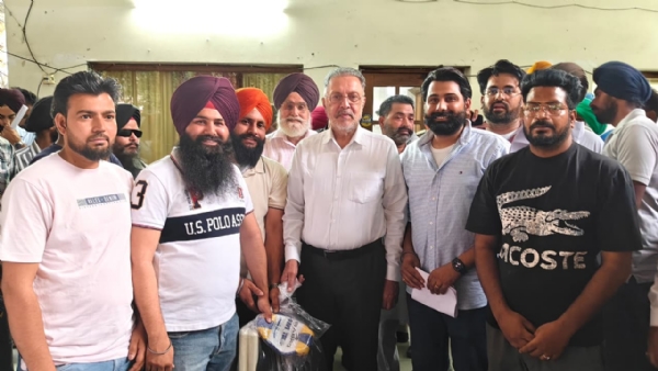 ਡਾ. ਬਲਬੀਰ ਸਿੰਘ ਨੇ ਪਟਿਆਲਾ ਦਿਹਾਤੀ ਦੇ ਨੌਜਵਾਨਾਂ ਨੂੰ 200 ਖੇਡ ਕਿੱਟਾਂ ਵੰਡੀਆਂ