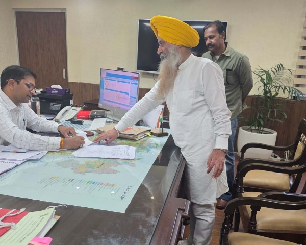 ਗਮਾਡਾ ਦੇ  ਮੁੱਖ ਪ੍ਰਸ਼ਾਸਕ ਨੂੰ ਪੱਤਰ ਸੌਂਪਦੇ ਹੋਏ ਸਾਬਕਾ ਕੌਂਸਲਰ ਪਰਮਜੀਤ ਸਿੰਘ ਕਾਹਲੋਂ।