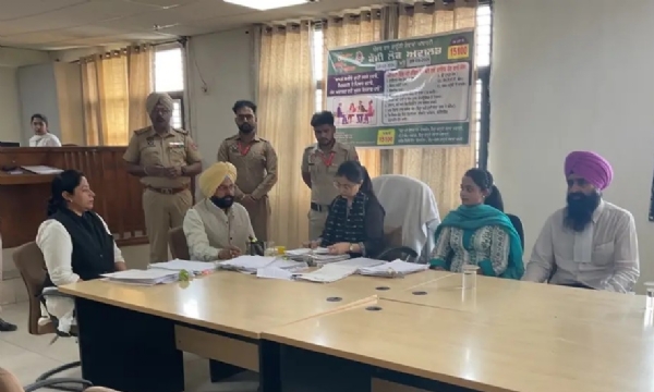 ਤਰਨ ਤਾਰਨ ਵਿਖੇ ਲਗਾਈ ਲੋਕ ਅਦਾਲਤ ਦੌਰਾਨ ਜ਼ਿਲ੍ਹਾ ਅਤੇ ਸ਼ੈਸਨ ਜੱਜ ਕਮ-ਚੇਅਰਮੈਨ-ਜ਼ਿਲ੍ਹਾ ਕਾਨੂੰਨੀ ਸੇਵਾਵਾਂ ਅਥਾਰਟੀ, ਤਰਨ ਤਾਰਨ ਕੰਵਲਜੀਤ ਸਿੰਘ ਬਾਜਵਾ ਅਤੇ ਹੋਰ ਨਿਆਇਕ ਅਧਿਕਾਰੀ।