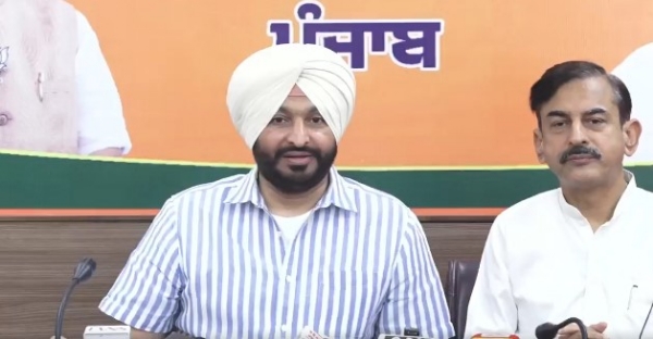 ਪੱਤਰਕਾਰਾਂ ਨਾਲ ਗੱਲਬਾਤ ਕਰਦੇ ਹੋਏ ਕੇਂਦਰੀ ਮੰਤਰੀ ਰਵਨੀਤ ਸਿੰਘ ਬਿੱਟੂ।