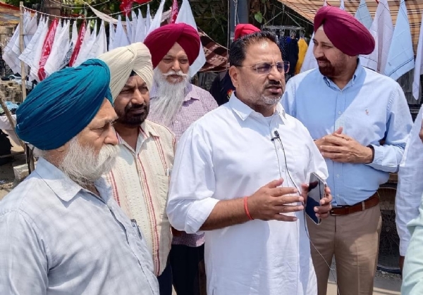 ਗੱਲਬਾਤ ਕਰਦੇ ਹੋਏ ਪੀ.ਆਰ.ਟੀ.ਸੀ. ਦੇ ਚੇਅਰਮੈਨ ਐਡਵੋਕੇਟ ਹਰਪਾਲ ਜੁਨੇਜਾ