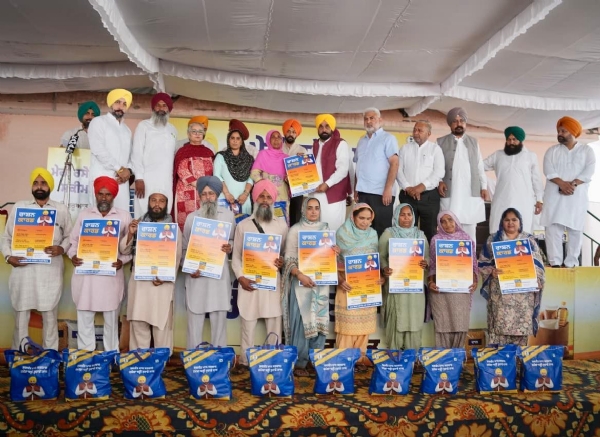 ਪੰਜਾਬ ਦੇ ਮੁੱਖ ਮੰਤਰੀ ਮੇਰੀ ਰਸੋਈ ਯੋਜਨਾ ਤਹਿਤ ਲੋੜਵੰਦਾਂ ਨੂੰ ਰਾਸ਼ਨ ਕਿੱਟ ਦਿੰਦੇ ਹੋਏ