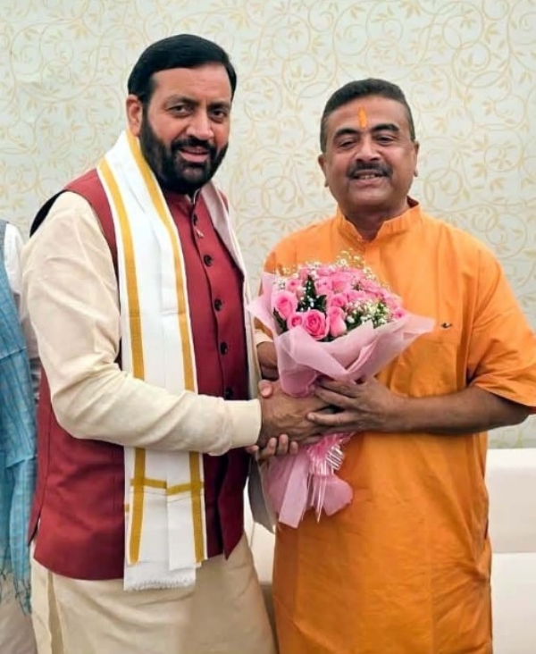 ਪੱਛਮੀ ਬੰਗਾਲ ਦੇ ਮੁੱਖ ਮੰਤਰੀ ਸੁਵੇਂਦੂ ਅਧਿਕਾਰੀ ਨੂੰ ਮੁੱਖ ਮੰਤਰੀ ਨਾਇਬ ਸੈਣੀ ਗੁਲਦਸਤਾ ਭੇਂਟ ਕਰਦੇ ਹੋਏ। ਪੱਛਮੀ ਬੰਗਾਲ ਦੇ ਮੁੱਖ ਮੰਤਰੀ ਸੁਵੇਂਦੂ ਅਧਿਕਾਰੀ ਨੂੰ ਮੁੱਖ ਮੰਤਰੀ ਨਾਇਬ ਸੈਣੀ ਗੁਲਦਸਤਾ ਭੇਂਟ ਕਰਦੇ ਹੋਏ।
