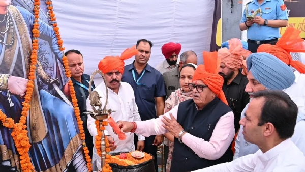 ਸਮਾਰੋਹ ਦੌਰਾਨ ਪੰਜਾਬ ਦੇ ਰਾਜਪਾਲ ਅਤੇ ਹੋਰ ਪਤਵੰਤੇ। ਸਮਾਰੋਹ ਦੌਰਾਨ ਪੰਜਾਬ ਦੇ ਰਾਜਪਾਲ ਅਤੇ ਹੋਰ ਪਤਵੰਤੇ।