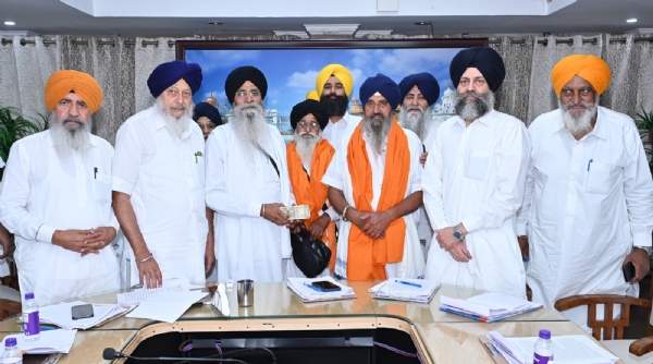 ਦਾਨੀ ਪਰਿਵਾਰ ਦਾ ਸ਼੍ਰੋਮਣੀ ਕਮੇਟੀ ਸਨਮਾਨ ਕਰਦੇ ਹੋਏ।