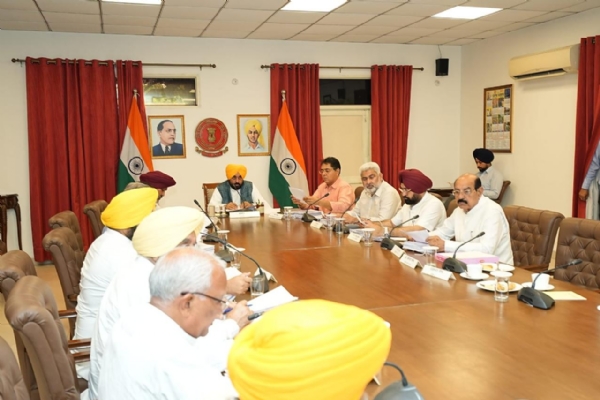 ਮੁੱਖ ਮੰਤਰੀ ਭਗਵੰਤ ਸਿੰਘ ਮਾਨ ਕੈਬਨਿਟ ਮੀਟਿੰਗ ਦੀ ਅਗਵਾਈ ਕਰਦੇ ਹੋਏ। ਮੁੱਖ ਮੰਤਰੀ ਭਗਵੰਤ ਸਿੰਘ ਮਾਨ ਕੈਬਨਿਟ ਮੀਟਿੰਗ ਦੀ ਅਗਵਾਈ ਕਰਦੇ ਹੋਏ।