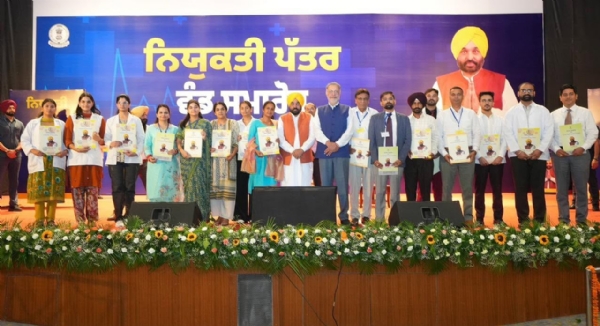 ਨਿਯੁਕਤੀ ਪੱਤਰ ਵੰਡਣ ਮੌਕੇ ਮੁੱਖ ਮੰਤਰੀ ਭਗਵੰਤ ਸਿੰਘ ਮਾਨ।
