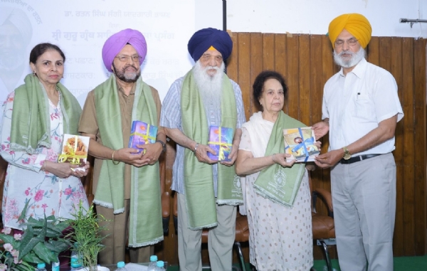 ਡਾਇਰੈਕਟਰ ਭਾਸ਼ਾਵਾਂ ਜਸਵੰਤ ਸਿੰਘ ਜ਼ਫ਼ਰ, ਡਾ. ਗੁਰਸ਼ਰਨ ਕੌਰ ਜੱਗੀ, ਡਾ. ਬਲਕਾਰ ਸਿੰਘ, ਬੀ.ਐਸ. ਰਤਨ ਤੇ ਡਾ. ਚਰਨਜੀਤ ਕੌਰ ਬਰਾੜ ਨੂੰ ਸਨਮਾਨਿਤ ਕਰਦੇ ਹੋਏ। ਡਾਇਰੈਕਟਰ ਭਾਸ਼ਾਵਾਂ ਜਸਵੰਤ ਸਿੰਘ ਜ਼ਫ਼ਰ, ਡਾ. ਗੁਰਸ਼ਰਨ ਕੌਰ ਜੱਗੀ, ਡਾ. ਬਲਕਾਰ ਸਿੰਘ, ਬੀ.ਐਸ. ਰਤਨ ਤੇ ਡਾ. ਚਰਨਜੀਤ ਕੌਰ ਬਰਾੜ ਨੂੰ ਸਨਮਾਨਿਤ ਕਰਦੇ ਹੋਏ।