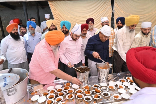 ਲੰਗਰ ਵਰਤਾਉਂਦੇ ਹੋਏ ਅਧਿਕਾਰੀ। ਲੰਗਰ ਵਰਤਾਉਂਦੇ ਹੋਏ ਅਧਿਕਾਰੀ।
