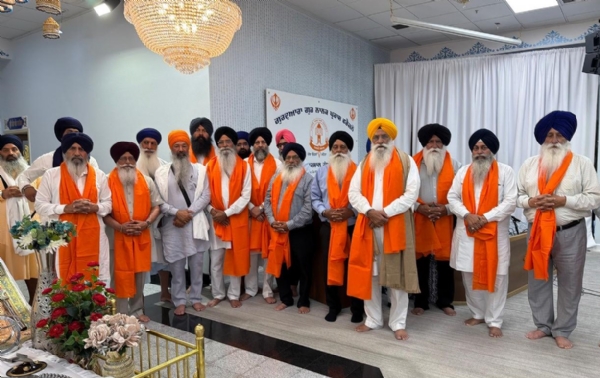 ਸ਼੍ਰੋਮਣੀ ਕਮੇਟੀ ਵਫ਼ਦ ਦਾ ਅਮਰੀਕਾ ’ਚ ਸਨਮਾਨ ਕਰਦੇ ਹੋਏ ਪ੍ਰਬੰਧਕ।