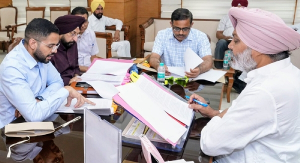 ਮੰਤਰੀ ਹਰਪਾਲ ਸਿੰਘ ਚੀਮਾ ਮੀਟਿੰਗ ਕਰਦੇ ਹੋਏ। ਮੰਤਰੀ ਹਰਪਾਲ ਸਿੰਘ ਚੀਮਾ ਮੀਟਿੰਗ ਕਰਦੇ ਹੋਏ।