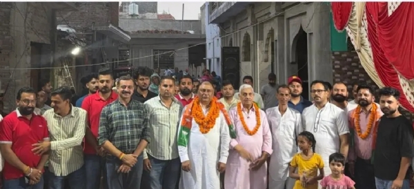 ਸਾਬਕਾ ਕੌਂਸਲਰ ਵਿਕਰਮ ਮਹਿਤਾ ਦਾ ਭਾਜਪਾ ’ਚ ਸਵਾਗਤ ਕਰਨ ਸਮੇਂ ਸਾਬਕਾ ਮੰਤਰੀ ਤੀਕਸ਼ਣ ਸੂਦ ਅਤੇ ਭਾਜਪਾ ਜ਼ਿਲ੍ਹਾ ਪ੍ਰਧਾਨ ਨਿਪੁਣ ਸ਼ਰਮਾ ਸਾਬਕਾ ਕੌਂਸਲਰ ਵਿਕਰਮ ਮਹਿਤਾ ਦਾ ਭਾਜਪਾ ’ਚ ਸਵਾਗਤ ਕਰਨ ਸਮੇਂ ਸਾਬਕਾ ਮੰਤਰੀ ਤੀਕਸ਼ਣ ਸੂਦ ਅਤੇ ਭਾਜਪਾ ਜ਼ਿਲ੍ਹਾ ਪ੍ਰਧਾਨ ਨਿਪੁਣ ਸ਼ਰਮਾ
