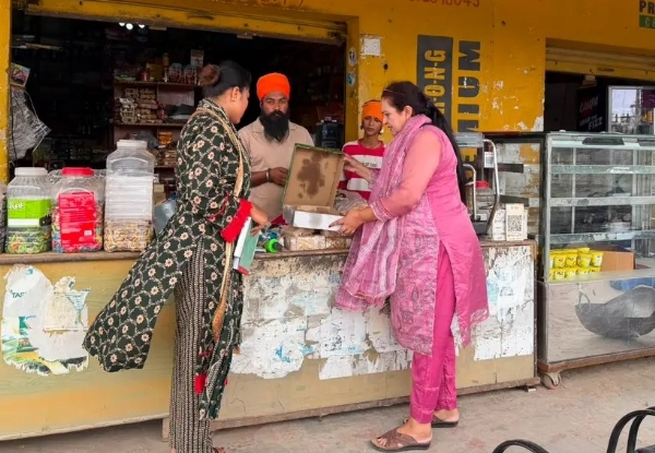 ਫੂਡ ਆਊਟਲੈਟ ਦੀ ਜਾਂਚ ਕਰਦੀ ਹੋਈ ਫੂਡ ਸੇਫਟੀ ਟੀਮ