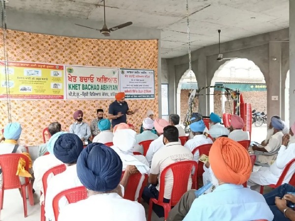 ਕਿਸਾਨਾਂ ਨੂੰ ਜਾਗਰੂਕ ਕਰਦੇ ਹੋਏ ਮਾਹਿਰ। ਕਿਸਾਨਾਂ ਨੂੰ ਜਾਗਰੂਕ ਕਰਦੇ ਹੋਏ ਮਾਹਿਰ।