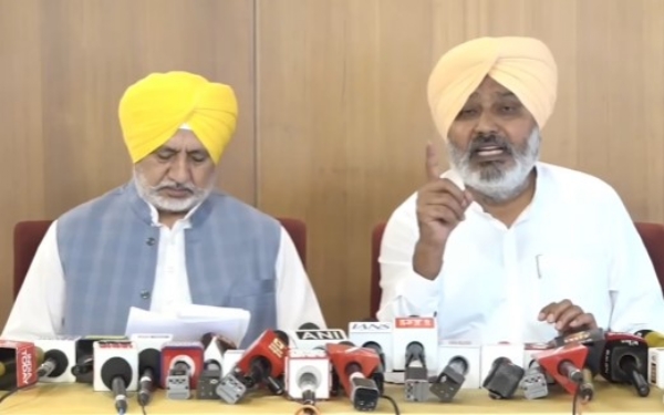 ਮੀਡੀਆ ਨੂੰ ਸੰਬੋਧਨ ਕਰਦੇ ਪੰਜਾਬ ਦੇ ਵਿੱਤ ਮੰਤਰਹ ਹਰਪਾਲ ਚੀਮਾ ਅਤੇ ਪਾਰਟੀ ਦੇ ਬੁਲਾਰੇ ਬਲਤੇਜ ਪੰਨੂ ਮੀਡੀਆ ਨੂੰ ਸੰਬੋਧਨ ਕਰਦੇ ਪੰਜਾਬ ਦੇ ਵਿੱਤ ਮੰਤਰਹ ਹਰਪਾਲ ਚੀਮਾ ਅਤੇ ਪਾਰਟੀ ਦੇ ਬੁਲਾਰੇ ਬਲਤੇਜ ਪੰਨੂ