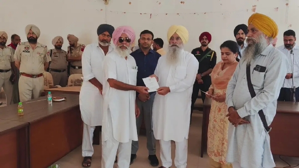 ਗੜੇਮਾਰੀ ਪ੍ਰਭਾਵਿਤ ਪਰਿਵਾਰਾਂ ਨੂੰ ਪੰਜਾਬ ਸਰਕਾਰ ਵੱਲੋਂ ਸਹਾਇਤਾ ਚੈੱਕ ਵੰਡਦੇ ਮੰਤਰੀ ਖੁੱਡੀਆਂ