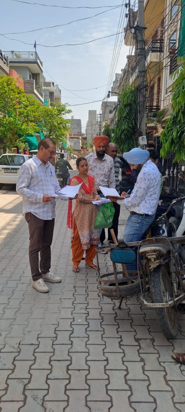 ਘਰ ਘਰ ਜਾਕੇ ਜਾਂਚ ਕਰਦੇ ਹੋਏ ਮੁਲਾਜ਼ਮ। ਘਰ ਘਰ ਜਾਕੇ ਜਾਂਚ ਕਰਦੇ ਹੋਏ ਮੁਲਾਜ਼ਮ।