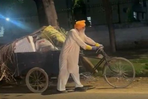 ਚੰਡੀਗੜ੍ਹ ’ਚ ਸਫਾਈ ਕਰਦੇ ਹੋਏ ਇੰਦਰਜੀਤ ਸਿੰਘ ਸਿੱਧੂ। ਚੰਡੀਗੜ੍ਹ ’ਚ ਸਫਾਈ ਕਰਦੇ ਹੋਏ ਇੰਦਰਜੀਤ ਸਿੰਘ ਸਿੱਧੂ।