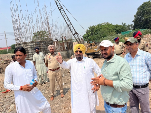 ਪੁਲ ਦੇ ਨਿਰਮਾਣ ਕਾਰਜ ਦਾ ਜਾਇਜਾ ਲੈਂਦੇ ਹੋਏ ਵਿਧਾਇਕ ਕੁਲਜੀਤ ਸਿੰਘ ਰੰਧਾਵਾ।
