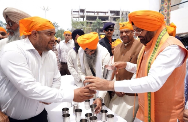 ਛਬੀਲ ਵਰਤਾਉਂਦੇ ਹੋਏ ਮੁੱਖ ਮੰਤਰੀ ਨਾਇਬ ਸਿੰਘ ਸੈਣੀ।