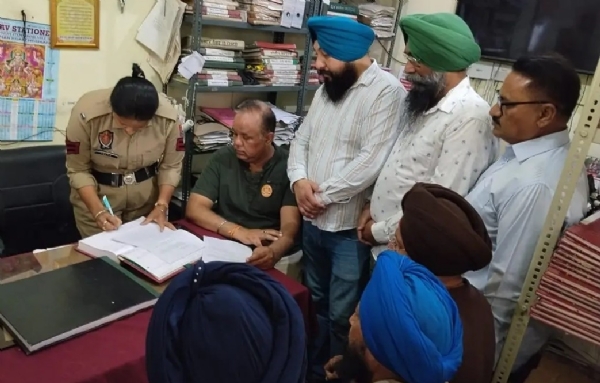 ਅਕਾਲੀ ਦਲ ਹਲਕਾ ਹੁਸ਼ਿਆਰਪੁਰ ਦੇ ਇੰਚਾਰਜ ਸੰਜੀਵ ਤਲਵਾੜ ਸ਼ਿਕਾਇਤ ਦਰਜ ਕਰਵਾਉਂਦੇ ਹੋਏ।