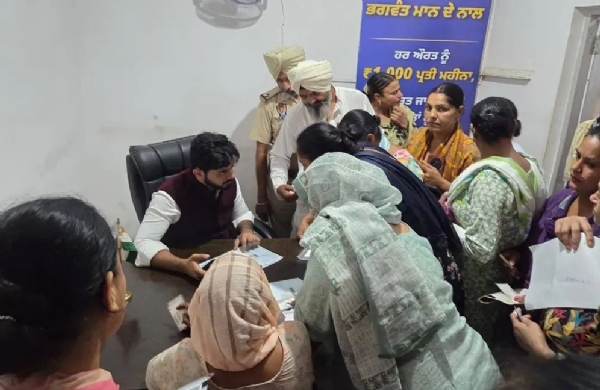 ਹਲਕਾ ਵਾਸੀਆਂ ਨਾਲ ਗੱਲਬਾਤ ਕਰਦੇ ਵਿਧਾਇਕ ਡਾ. ਇਸ਼ਾਂਕ ਕੁਮਾਰ। ਹਲਕਾ ਵਾਸੀਆਂ ਨਾਲ ਗੱਲਬਾਤ ਕਰਦੇ ਵਿਧਾਇਕ ਡਾ. ਇਸ਼ਾਂਕ ਕੁਮਾਰ।