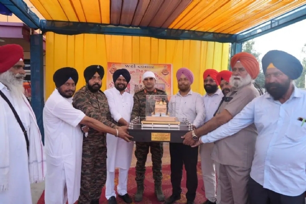 -21 ਸਿੱਖ ਰੈਜੀਮੈਂਟ ਦੇ ਅਧਿਕਾਰੀਆਂ ਨੂੰ ਸਨਮਾਨਿਤ ਕਰਦੇ ਹੋਏ ਵਿਧਾਇਕ ਮਨਜਿੰਦਰ ਸਿੰਘ ਲਾਲਪੁਰਾ। -21 ਸਿੱਖ ਰੈਜੀਮੈਂਟ ਦੇ ਅਧਿਕਾਰੀਆਂ ਨੂੰ ਸਨਮਾਨਿਤ ਕਰਦੇ ਹੋਏ ਵਿਧਾਇਕ ਮਨਜਿੰਦਰ ਸਿੰਘ ਲਾਲਪੁਰਾ।