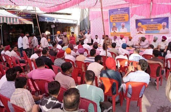 ਫਤਿਹਗੜ੍ਹ ਚੂੜੀਆਂ ਦੇ ਮੇਨ ਬਾਜ਼ਾਰ ਵਿਖੇ ਵਪਾਰ ਕਮਿਸ਼ਨ ਦੀ ਹੋਈ ਵਿਸ਼ੇਸ਼ ਮੀਟਿੰਗ ਦਾ ਦ੍ਰਿਸ਼।
