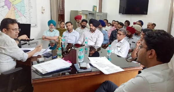 ਵੱਖ-ਵੱਖ ਵਿਭਾਗਾਂ ਦੇ ਅਧਿਕਾਰੀਆਂ ਨਾਲ ਮੀਟਿੰਗ ਕਰਦੇ ਡਿਪਟੀ ਕਮਿਸ਼ਨਰ ਅਮਿਤ ਕੁਮਾਰ ਪੰਚਾਲ।