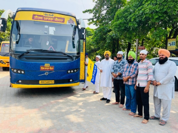 ਬੱਸ ਰਵਾਨਾ ਕਰਦੇ ਹੋਏ ਵਿਧਾਇਕ ਕੁਲਜੀਤ ਸਿੰਘ ਰੰਧਾਵਾ।