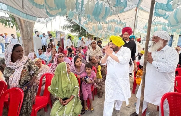 ਲੋਕ ਮਿਲਣੀ ਦੌਰਾਨ ਕੈਬਨਿਟ ਮੰਤਰੀ ਹਰਭਜਨ ਸਿੰਘ ਈਟੀਓ ਲੋਕ ਮਿਲਣੀ ਦੌਰਾਨ ਕੈਬਨਿਟ ਮੰਤਰੀ ਹਰਭਜਨ ਸਿੰਘ ਈਟੀਓ
