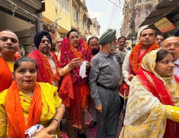 ਸੜਕ ਉਦਘਾਟਨ ਦੌਰਾਨ ਇਲਾਕਾ ਨਿਵਾਸੀ ਵਿਧਾਇਕ ਡਾ. ਅਜੇ ਗੁਪਤਾ ਦਾ ਸਵਾਗਤ ਕਰਦੇ ਹੋਏ।