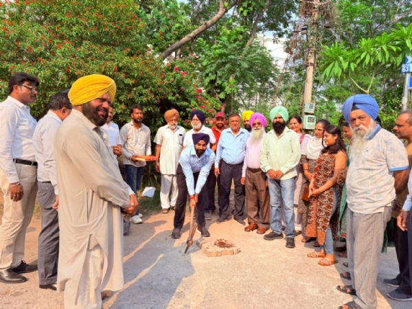 ਡਰੇਨੇਜ ਪ੍ਰੋਜੈਕਟ ਦੀ ਸ਼ੁਰੂਆਤ ਕਰਦੇ ਹੋਏ ਮੇਅਰ ਸਰਬਜੀਤ ਸਿੰਘ ਸਮਾਣਾ।