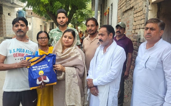 ਰਾਸ਼ਨ ਕਿੱਟਾਂ ਵੰਡਣ ਸਮੇਂ ਮੈਡਮ ਖੁਸ਼ਬੂ ਸਾਵਣ ਸੁੱਖਾਂ ।
