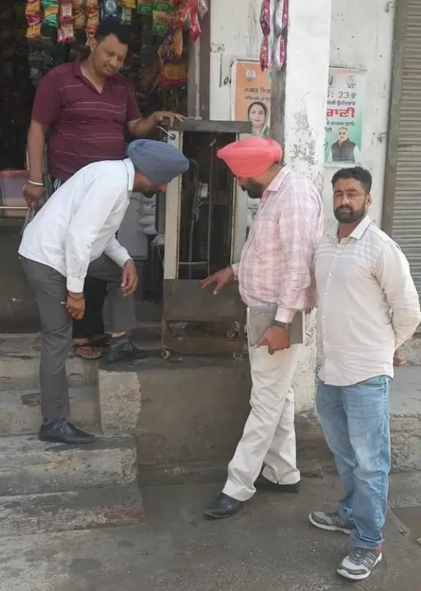ਹਰ ਸ਼ੁੱਕਰਵਾਰ ਡੇਂਗੂ ’ਤੇ ਵਾਰ ਮੁਹਿੰਮ ਤਹਿਤ ਡੇਂਗੂ ਸਰਵੇ ਕਰਦੀ ਟੀਮ