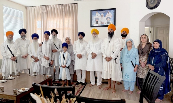 ਪਰਿਵਾਰ ਨਾਲ ਮੁਲਾਕਾਤ ਕਰਦੇ ਹੋਏ ਐਸਜੀਪੀਸੀ ਪ੍ਰਧਾਨ ਧਾਮੀ। ਪਰਿਵਾਰ ਨਾਲ ਮੁਲਾਕਾਤ ਕਰਦੇ ਹੋਏ ਐਸਜੀਪੀਸੀ ਪ੍ਰਧਾਨ ਧਾਮੀ।