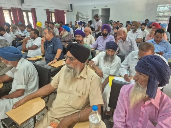‘ਖੇਤ ਬਚਾਓ ਅਭਿਆਨ’ ਤਹਿਤ ਆਯੋਜਿਤ ਕੈਂਪ ਦੌਰਾਨ ਕਿਸਾਨ