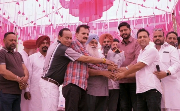 ਵਿਧਾਇਕ ਸ਼ੈਰੀ ਕਲਸੀ ਦਾ ਸਨਮਾਨ ਕਰਦੇ ਵਸੀਕਾ ਨਵੀਸ, ਫੋਟੋ ਸਟੇਟ ਅਤੇ ਟਾਈਪਿਸਟ