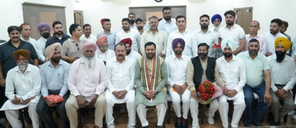 ਨਾਮਦੇਵ ਸਮਾਜ ਦੇ ਵਫ਼ਦ ਨਾਲ ਤਸਵੀਰ ਸਾਂਝੀ ਕਰਵਾਉਂਦੇ ਹੋਏ ਮੁੱਖ ਮੰਤਰੀ ਨਾਇਬ ਸਿੰਘ ਸੈਣੀ। ਨਾਮਦੇਵ ਸਮਾਜ ਦੇ ਵਫ਼ਦ ਨਾਲ ਤਸਵੀਰ ਸਾਂਝੀ ਕਰਵਾਉਂਦੇ ਹੋਏ ਮੁੱਖ ਮੰਤਰੀ ਨਾਇਬ ਸਿੰਘ ਸੈਣੀ।