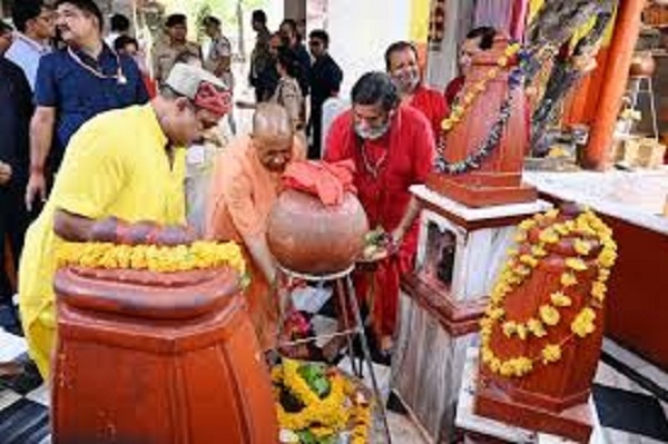 ਮੁੱਖ ਮੰਤਰੀ ਯੋਗੀ ਆਦਿਤਿਆਨਾਥ ਦਾਤੀਆ ਵਿੱਚ ਪੀਤਾਂਬਰ ਪੀਠ ਵਿੱਚ ਪੂਜਾ ਕਰਦੇ ਹੋਏ