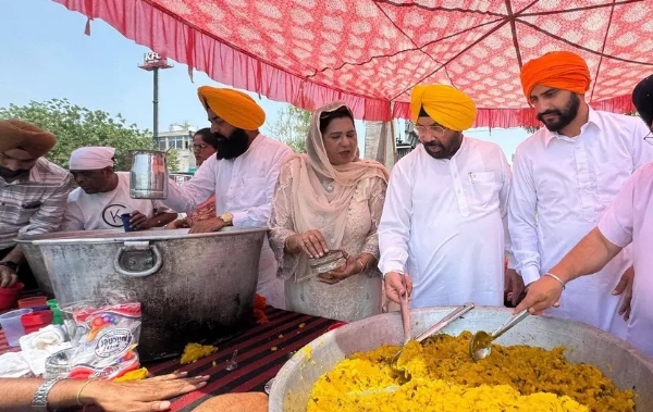 ਸ਼ਹੀਦੀ ਦਿਵਸ ਮੌਕੇ ਛਬੀਲ ਅਤੇ ਲੰਗਰ ਦੌਰਾਨ ਪੰਜਾਬ ਦੇ ਕੈਬਨਿਟ ਮੰਤਰੀ ਹਰਭਜਨ ਸਿੰਘ ਈ.ਟੀ.ਓ।