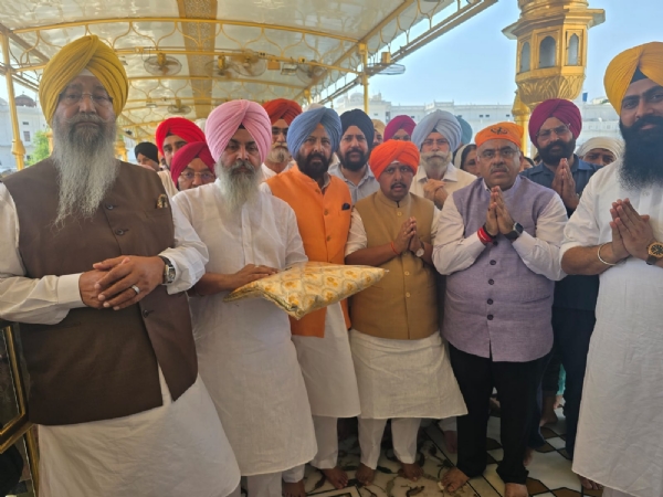 ਦਰਬਾਰ ਸਾਹਿਬ ਨਤਮਸਤਕ ਹੁੰਦੇ ਹੋਏ ਭਾਜਪਾ ਦੇ ਕੌਮੀ ਪ੍ਰਧਾਨ ਨਿਤਿਨ ਨਬੀਨ ਤੇ ਹੋਰ ਸੀਨੀਅਰ ਭਾਜਪਾ ਆਗੂ।
