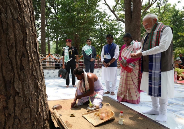 ਪ੍ਰਧਾਨ ਮੰਤਰੀ ਨਰਿੰਦਰ ਮੋਦੀ ਨੇ ਜ਼ਾਹਿਰਾ ਵਿਖੇ ਪੂਜਾ ਕੀਤੀ। ਪ੍ਰਧਾਨ ਮੰਤਰੀ ਨਰਿੰਦਰ ਮੋਦੀ ਨੇ ਜ਼ਾਹਿਰਾ ਵਿਖੇ ਪੂਜਾ ਕੀਤੀ।