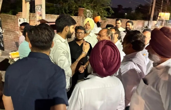 ਨਵੀਆਂ ਸਟ੍ਰੀਟ ਲਾਈਟਾਂ ਦਾ ਉਦਘਾਟਨ ਕਰਨ ਸਮੇਂ ਮੇਅਰ ਪਦਮਜੀਤ ਸਿੰਘ ਮਹਿਤਾ