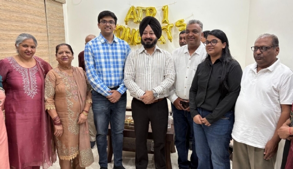 ਨੂਰ ਸਿੰਗਲਾ ਦਾ ਸਨਮਾਨ ਕਰਨ ਸਮੇਂ ਪਟਿਆਲਾ ਦੇ ਵਿਧਾਇਕ ਅਜੀਤਪਾਲ ਸਿੰਘ ਕੋਹਲੀ ਨੂਰ ਸਿੰਗਲਾ ਦਾ ਸਨਮਾਨ ਕਰਨ ਸਮੇਂ ਪਟਿਆਲਾ ਦੇ ਵਿਧਾਇਕ ਅਜੀਤਪਾਲ ਸਿੰਘ ਕੋਹਲੀ