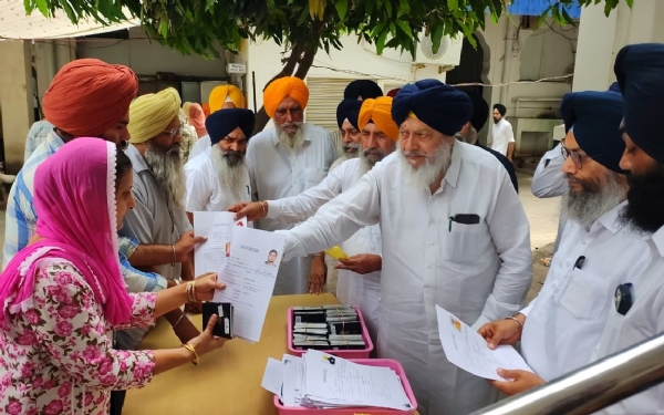ਪਾਸਪੋਰਟ ਪ੍ਰਾਪਤ ਕਰਦੇ ਹੋਏ ਸ਼ਰਧਾਲੂ। ਪਾਸਪੋਰਟ ਪ੍ਰਾਪਤ ਕਰਦੇ ਹੋਏ ਸ਼ਰਧਾਲੂ।
