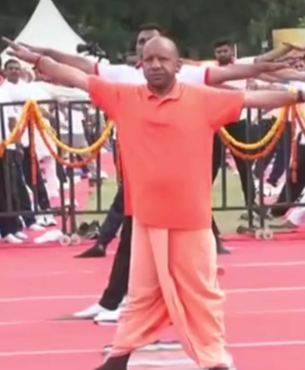 ਯੋਗ ਆਸਣ ਕਰਦੇ ਮੁੱਖ ਮੰਤਰੀ ਯੋਗੀ ਆਦਿੱਤਿਆਨਾਥ