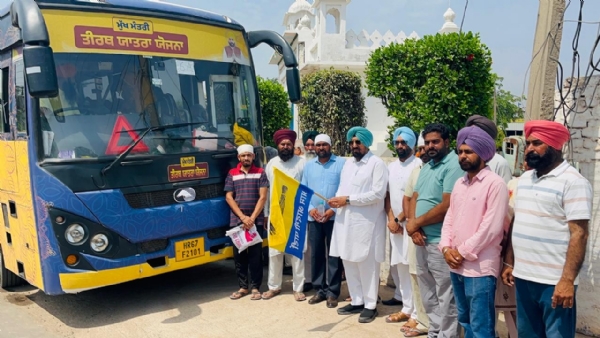 ਬੱਸ ਰਵਾਨਾ ਕਰਦੇ ਹੋਏ ਵਿਧਾਇਕ ਕੁਲਜੀਤ ਸਿੰਘ ਰੰਧਾਵਾ। ਬੱਸ ਰਵਾਨਾ ਕਰਦੇ ਹੋਏ ਵਿਧਾਇਕ ਕੁਲਜੀਤ ਸਿੰਘ ਰੰਧਾਵਾ।