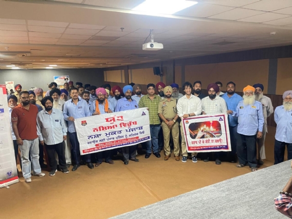 ਜਾਗਰੂਕ ਕਰਦੇ ਹੋਏ ਮੋਹਾਲੀ ਦੇ ਡੀ.ਐਸ.ਪੀ ਟ੍ਰੈਫਿਕ ਕਰਨੈਲ ਸਿੰਘ। ਜਾਗਰੂਕ ਕਰਦੇ ਹੋਏ ਮੋਹਾਲੀ ਦੇ ਡੀ.ਐਸ.ਪੀ ਟ੍ਰੈਫਿਕ ਕਰਨੈਲ ਸਿੰਘ।