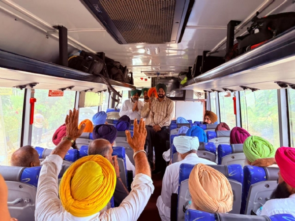 ਬੱਸ ਰਵਾਨਾ ਕਰਦੇ ਹੋਏ ਮੇਅਰ ਸਰਬਜੀਤ ਸਿੰਘ ਸਮਾਣਾ ਤੇ ਹੋਰ।